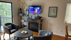 TV connectée, cheminée, livres
