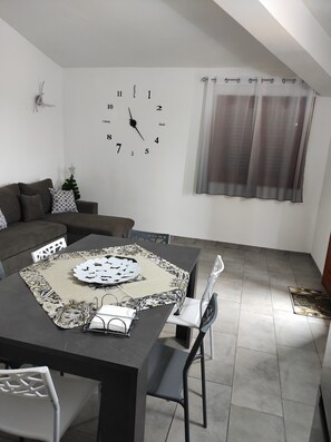 Interior - Villa Hippodrom: Villa with a Pool in Syracuse, Near the Sea in Fontane Bianche (Sicilia)