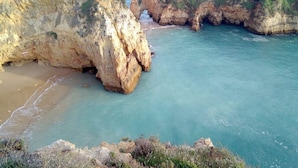 Un paysage côtier avec des falaises et une plage.