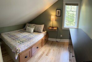 2 bedrooms, WiFi, bed sheets - Sitka Bungalow (Sitka)