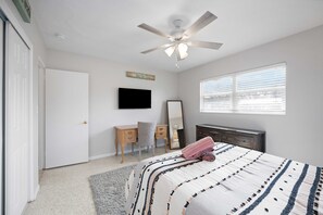 2 habitaciones, escritorio y tabla de planchar con plancha 