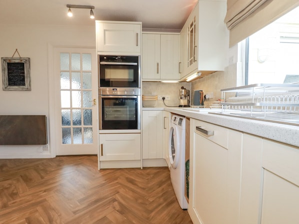 Cottage | Private kitchen | Dishwasher, cookware/dishes/utensils
