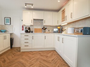 Cottage | Private kitchen | Dishwasher, cookware/dishes/utensils