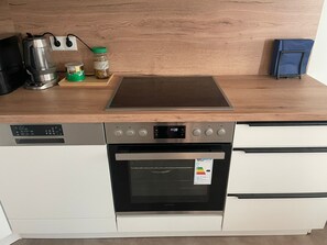 Fridge, oven, stovetop, coffee/tea maker - ★ Perfect Accommodation for Families in Vienna, Austria near Danube Canal ★ (Wien)