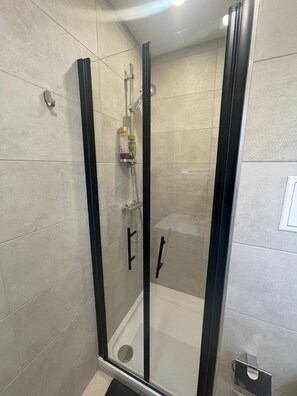 Dusche, Bidet, Handtücher, Seife
