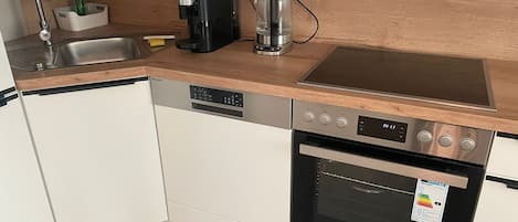 Fridge, oven, stovetop, coffee/tea maker