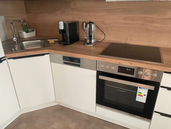 Kühlschrank, Ofen, Herdplatte, Wasserkocher mit Kaffee-/Teezubehör