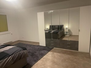 2 bedrooms, desk, iron/ironing board, free WiFi - ★ Perfect Accommodation for Families in Vienna, Austria near Danube Canal ★ (Wien)