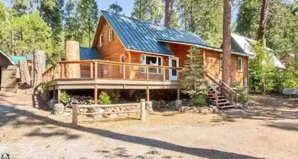 Family Friendly Cozy Cabin Retreat for All Seasons