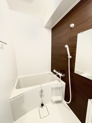 Haartrockner, Handtücher, Shampoo, Toilettenpapier