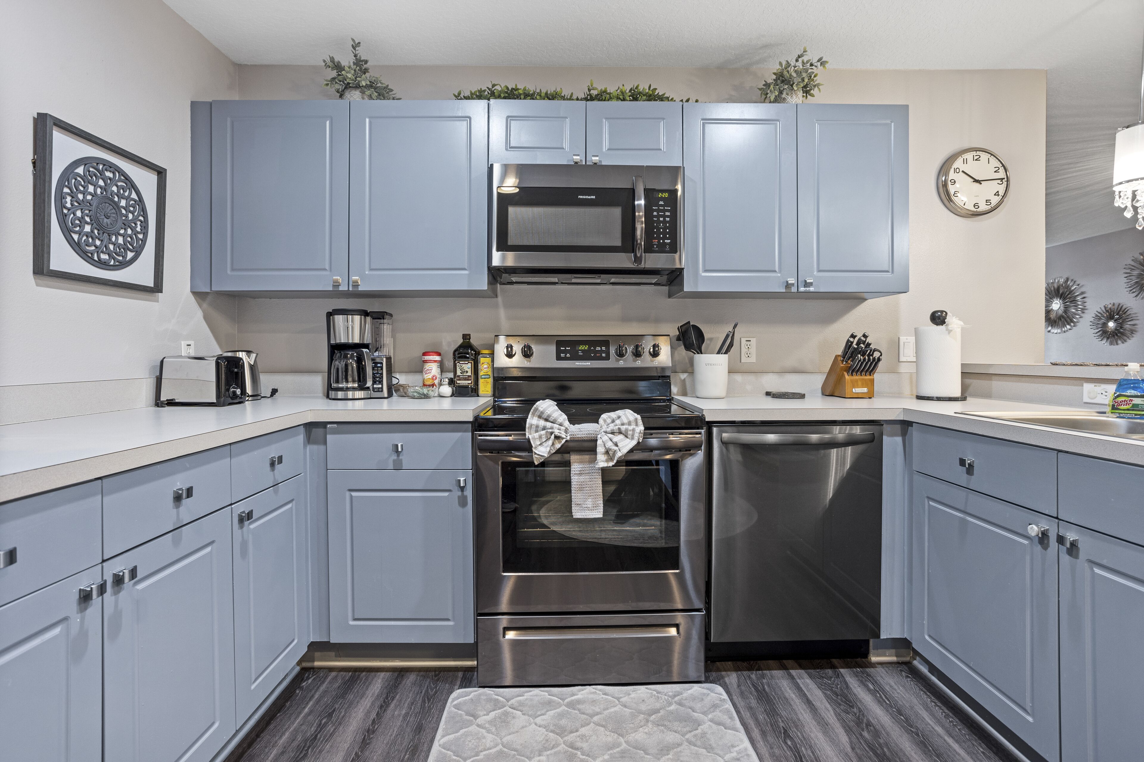 ثلاجة، ميكروويف، فرن، موقد طهي مسطح