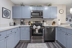 Fridge, microwave, oven, stovetop - Chic & Comfortable ☺ Pool+Spa+Grill+Games! (Kissimmee)