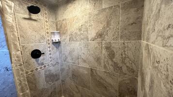 Een douche, een haardroger, handdoeken, zeep