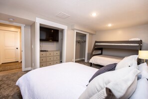 4 bedrooms, desk, travel cot, free WiFi