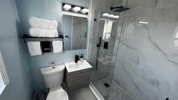 Doccia, asciugacapelli, asciugamani, sapone