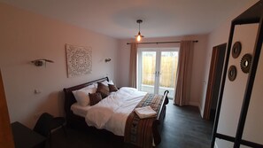 3 bedrooms, blackout curtains, WiFi, bed sheets - Luxury accessible holiday accommodation with a hot tub and hoists. (Banwell)