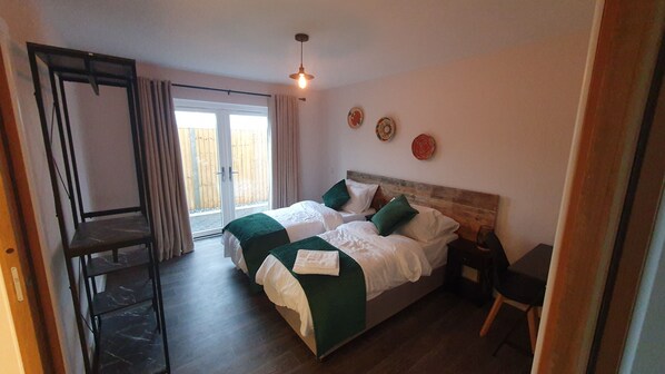 3 bedrooms, blackout curtains, WiFi, bed sheets - Luxury accessible holiday accommodation with a hot tub and hoists. (Banwell)