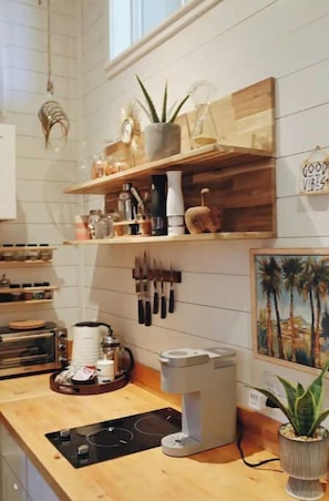 Geladeira, micro-ondas, cooktop, cafeteira/chaleira