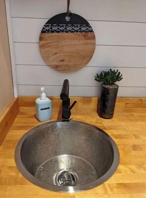 Douche, séchoir à cheveux, serviettes fournies, savon