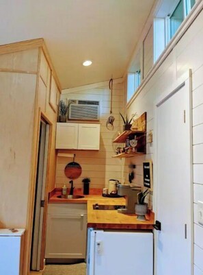 Refrigerador, microondas, parrilla de estufa y cafetera y tetera 