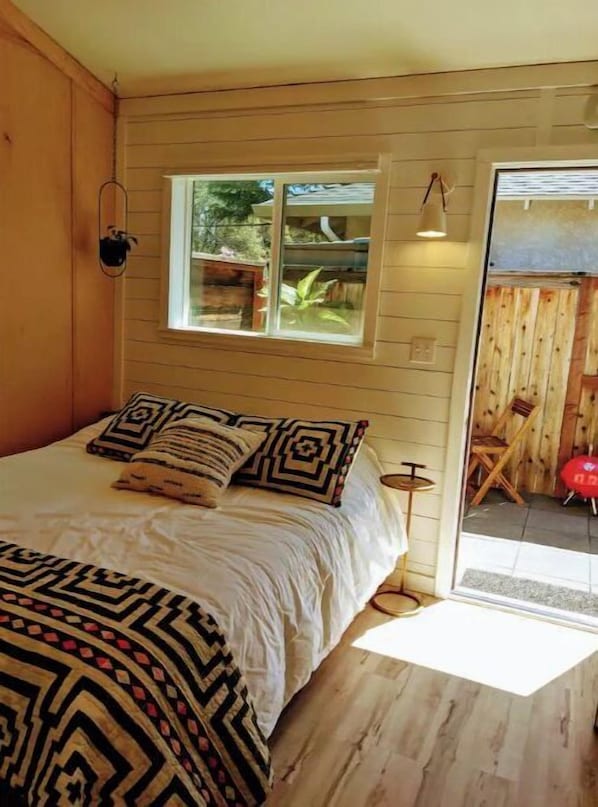 1 bedroom, desk, iron/ironing board, WiFi