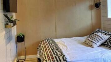 1 bedroom, desk, iron/ironing board, WiFi