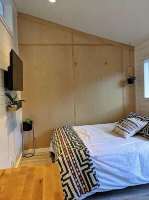 1 habitación, escritorio, tabla de planchar con plancha y wifi