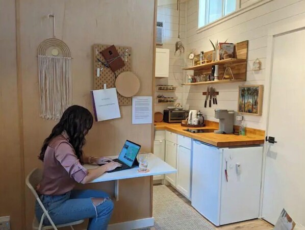 Réfrigérateur, four à micro-ondes, surface de cuisson, cafetiÚre-théiÚre