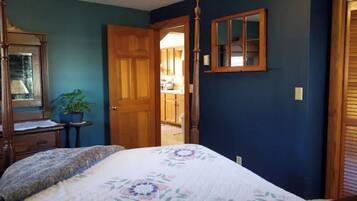 2 bedrooms, desk, iron/ironing board, travel cot