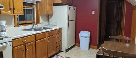 Geladeira, micro-ondas, fogão, cooktop