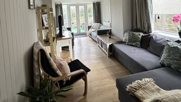 Smart TV, fireplace, video games