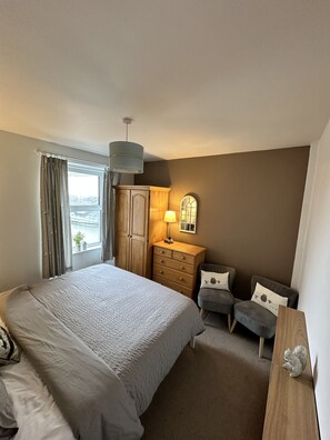 6 عدّة غرف نوم وسرير سفر وواي فاي