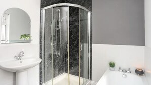 A modern bathroom with a glass-enclosed shower, a white sink, and a bathtub. - Beautiful House in picturesque Morfa Nefyn. Sleeps 12 and 2 mins from the beach (Morfa Nefyn)
