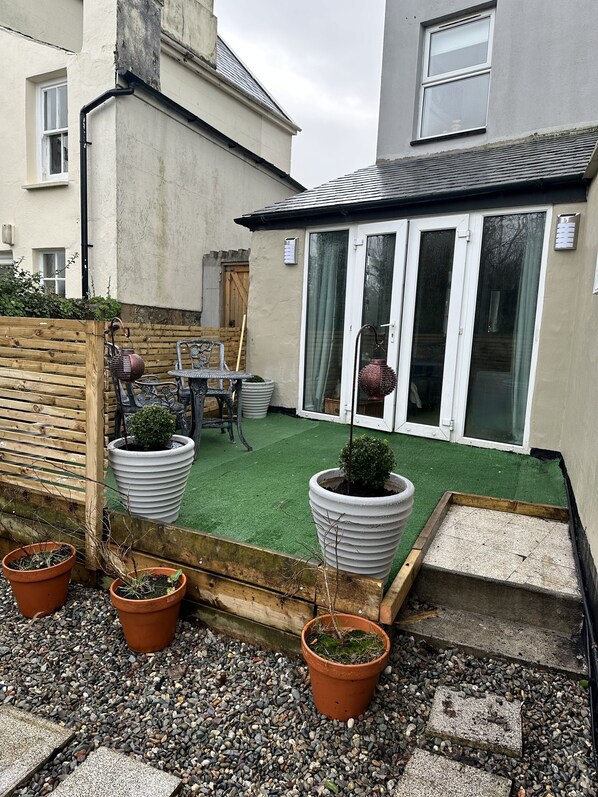 Terrace/patio - Beautiful House in picturesque Morfa Nefyn. Sleeps 12 and 2 mins from the beach (Morfa Nefyn)