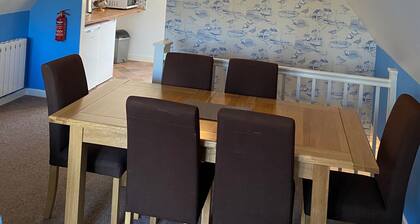 3 bedroom lodge on holiday park, sleeps 6 with hot tub