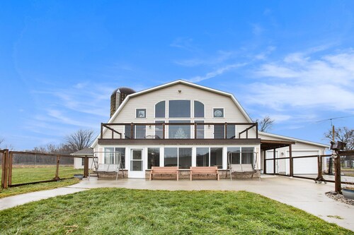Barn Swallow – Spacious, Private First Floor in a Historic Dairy Barn
