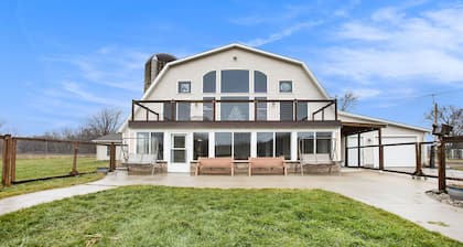 Barn Swallow – Spacious, Private First Floor in a Historic Dairy Barn