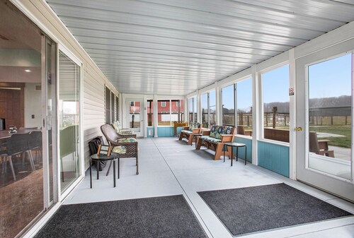 Barn Swallow – Spacious, Private First Floor in a Historic Dairy Barn