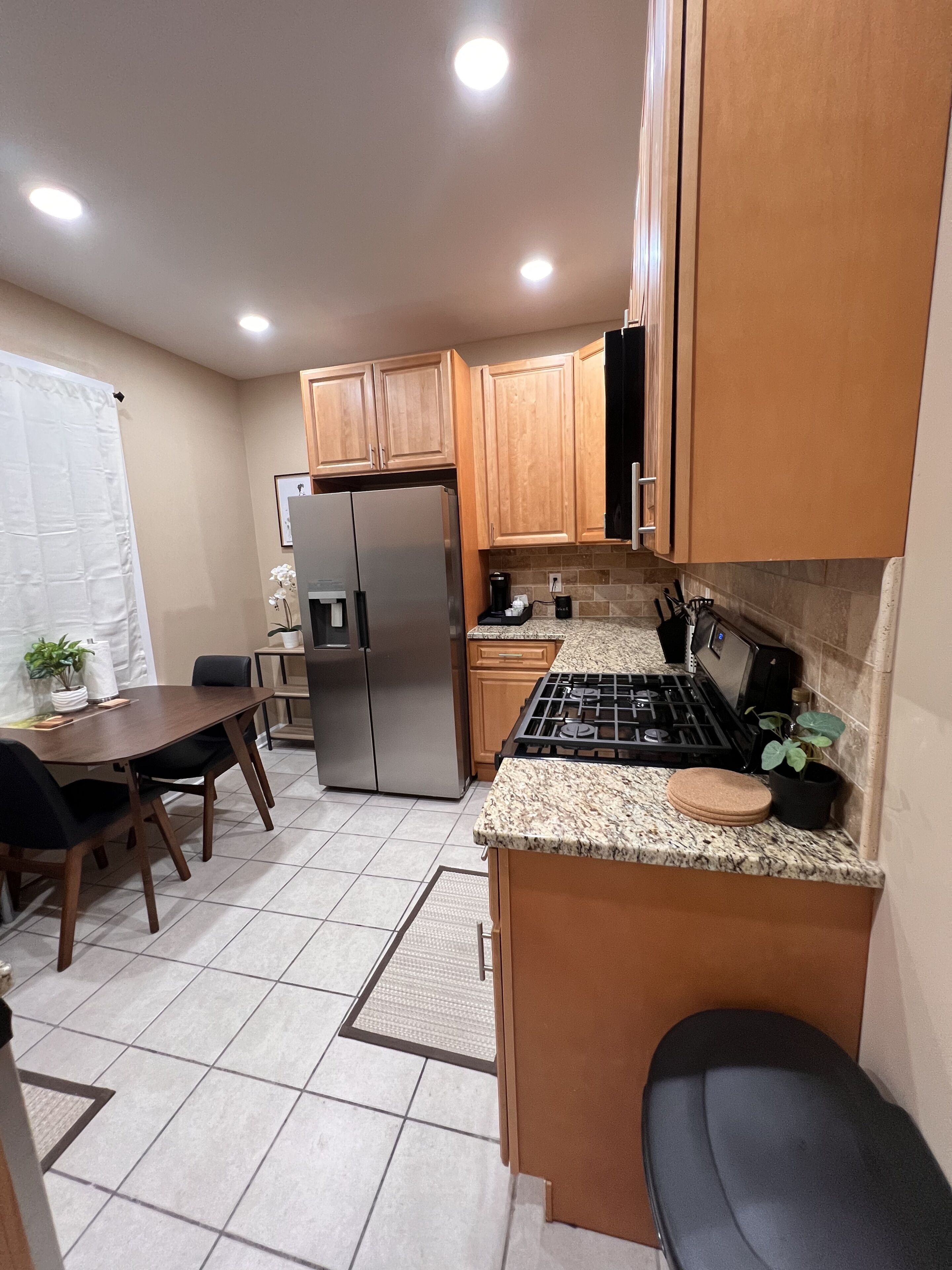 Réfrigérateur, four à micro-ondes, un four, surface de cuisson