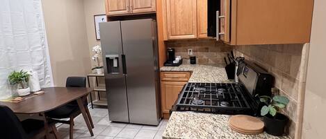 Réfrigérateur, four à micro-ondes, un four, surface de cuisson