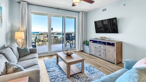 Una sala de estar moderna con un sofá, una mesa de centro y un televisor.