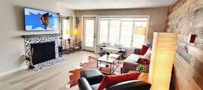 Smart TV, caminetto, libri