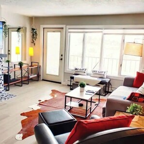 Smart TV, caminetto, libri