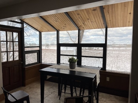 Intérieur. Spacious 5 BR Home w/ Hot Tub in Wine Country on Lake Erie