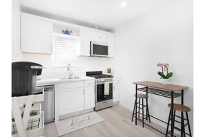 Private kitchen - Remodeled 1 bedroom apartment 2 blocks to beach! (Redondo Beach)