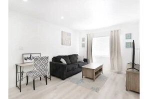 Living area - Remodeled 1 bedroom apartment 2 blocks to beach! (Redondo Beach)