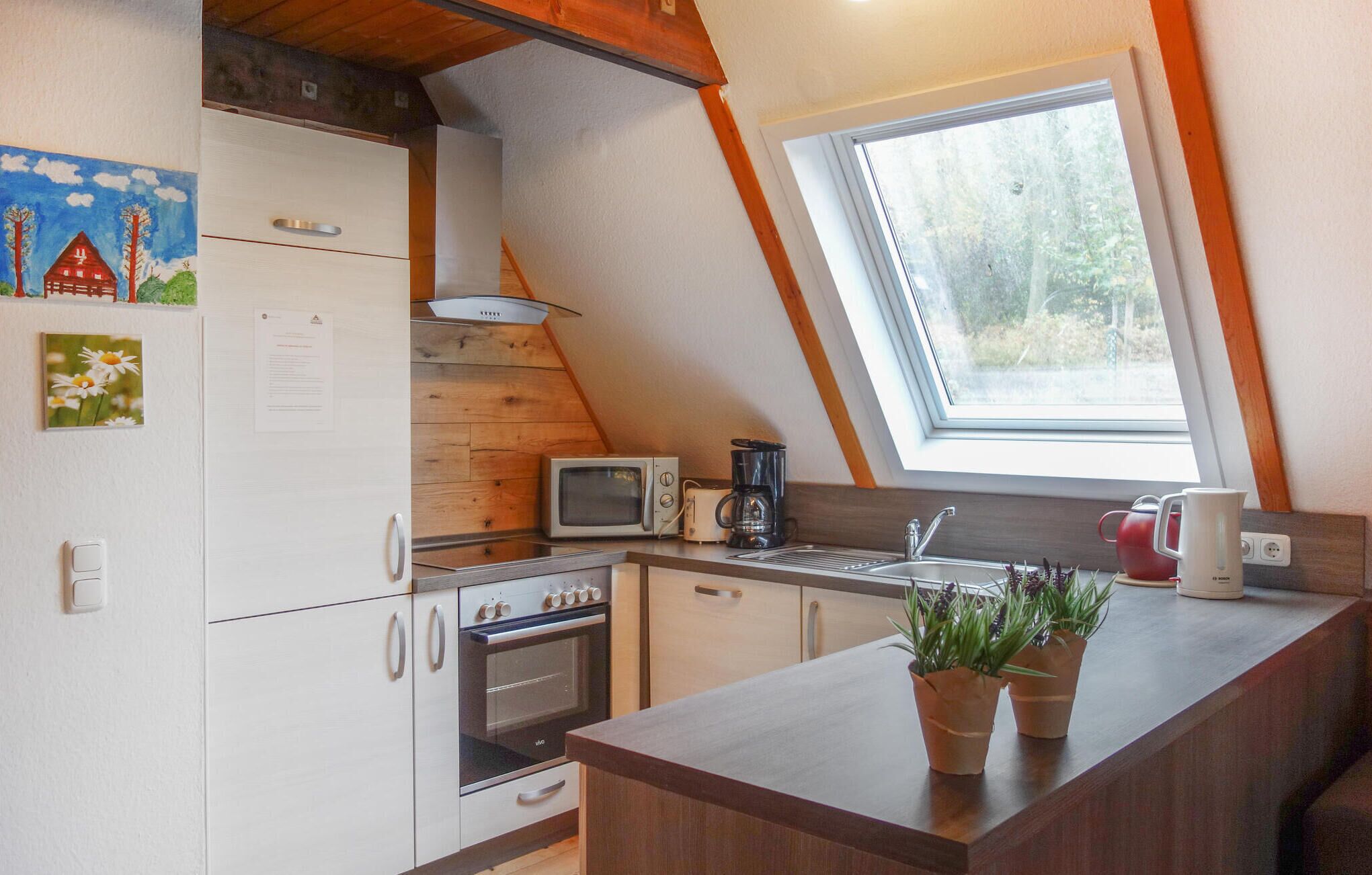 Wasserkocher mit Kaffee-/Teezubehör, Kühlschrank, Mikrowelle, Herdplatte