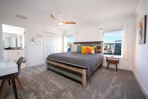 4 habitaciones, escritorio y tabla de planchar con plancha