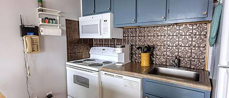 Kühlschrank, Mikrowelle, Ofen, Herdplatte