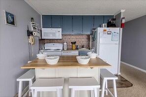 Frigorífico, microondas, horno y placa de cocina